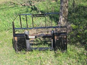 lot 2009 image: Land Pride PFL3042 Pallet Fork Attachment 3000 lbs Capacity
