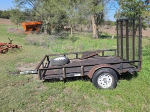 lot 2010 image: Carry-On Coorporation Single Axle Utility Trailer with Mesh Ramp, Diamond Plate Deck, and Spare Tire (unknown tire condition)