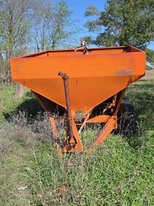 lot 2011 image: Willmar Gravity Box Farm Wagon Trailer (UNKNOWN TIRE CONDITION)- see description for removal information