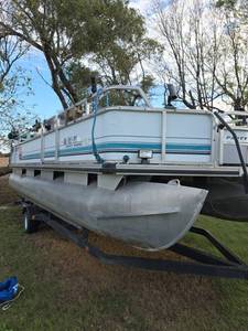 lot 2019 image: 20ft Sun Tracker Party Barge Pontoon Boat with Mercury Tracker 90 Outboard Motor - See Description for Removal Information