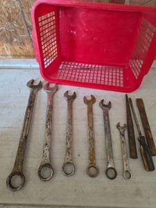 lot 2039 image: Hand Tools and Basket