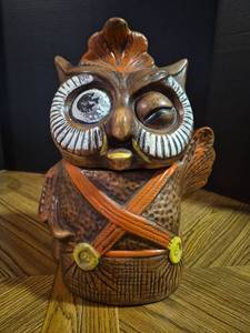 lot 27 image: 1970s Winking Owl Cookie Jar