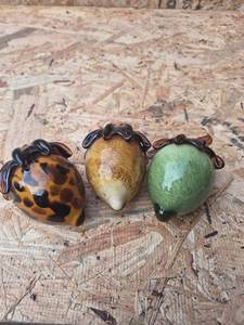 lot 226 image: 3 Glass Decorative Acorn Figurines Tortoiseshell Amber Green
