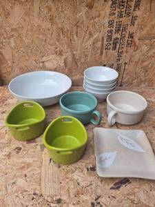 lot 227 image: Ceramic Dinnerware Set 11 Pieces Bowls Plates Cups White Green Cream