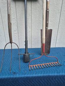 lot 232 image: Garden Hand Tools Lot 4-Piece Fork Spade Rake Cultivator