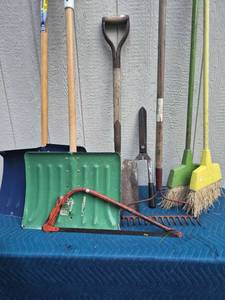 lot 233 image: Garden Tools Lot 9 Pieces Shovels Spades Rakes Brooms