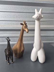 lot 257 image: Giraffe Figurine Lot 3 Pieces Decorative Sculptures