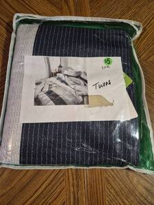 lot 297 image: Home Collection Twin Duvet Cover With 2 Pilliw Covers