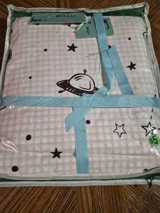 lot 310 image: Twin Size Duvet Set with 2 Pillow Cases