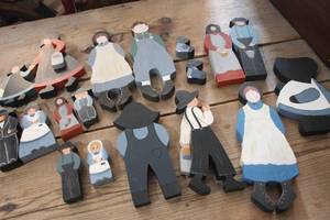 lot 2733 image: Wood Amish Dcor Pieces