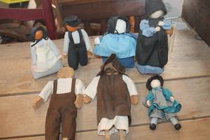 lot 2734 image: Vintage Amish DollsDcor