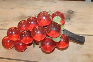 lot 2735 image: Vtg. MCM Lucite Grapes 12 Long