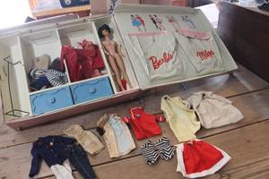 lot 2737 image: Vtg. 1960s Barbie & Midge Doll Case wcontents