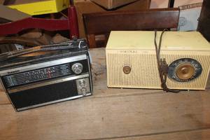 lot 2746 image: 2 Vintage Radios untested