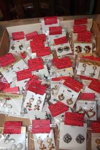 lot 2758 image: Lot of Earrings