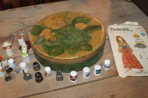 lot 2760 image: Vintage Thimbles, Tin and Pattern