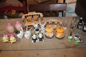 lot 2761 image: Vintage Salt and Pepper Shakers