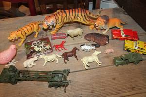 lot 2762 image: Misc. Toys and Vtg. Davy Crockett Wallet