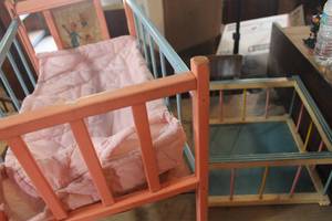 lot 2787 image: Vintage Baby Doll Crib and Playpen