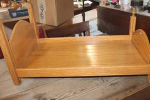 lot 2788 image: Wood Doll Bed