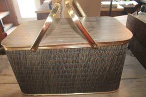 lot 2815 image: Vintage Picnic Basket