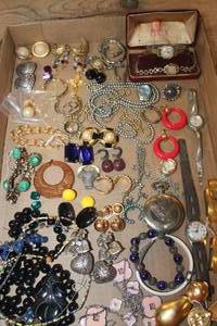 lot 2835 image: Misc. Jewelry
