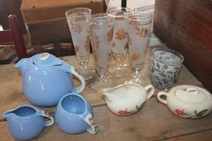 lot 2848 image: Vintage Halls Rose Parade Teapot and More