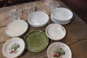 lot 2851 image: Vintage Berry Bowls, Creamers & More