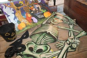 lot 2856 image: Vintage Halloween Lot