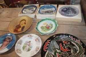 lot 2857 image: Vintage Dcor Plates