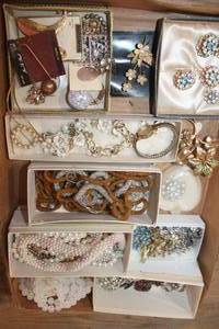 lot 2860 image: Flat of Misc. Jewelry
