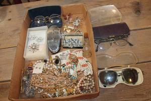 lot 2861 image: Vintage Glasses, Jewelry and More