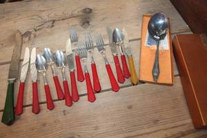 lot 2868 image: Vintage Bakelite Handle Silverware & More