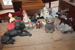 lot 2874 image: Vintage Dcor Figurines