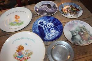 lot 2875 image: Vintage Dcor Plates
