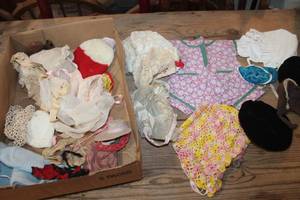lot 2884 image: Vintage Doll Clothes