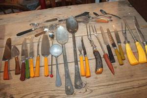 lot 2896 image: Vintage Bakelite Handle Silverware & More
