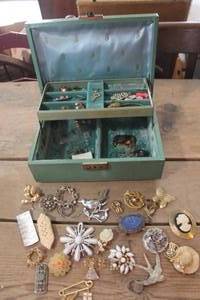 lot 2929 image: Vintage Jewlry Box wkey and Contents