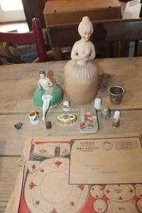 lot 2933 image: Vintage Pin Cushions, Thimbles and More