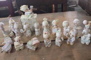 lot 2934 image: Vintage Precious Moments Figurines