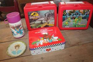 lot 2942 image: Thermos Lunchbox and More
