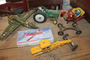 lot 2946 image: Vintage John Deere Toy Tractor and More