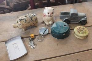 lot 2950 image: Vintage Banks and More