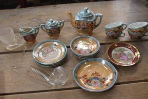 lot 2963 image: Vintage Made in Japan Childs Tea Set & More