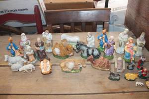 lot 2968 image: Vintage Christmas Nativity Pieces