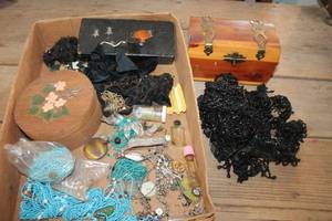 lot 2988 image: Vintage Jewelry Boxes and More