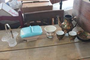 lot 3006 image: Vintage Tea Pot and More