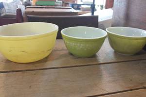 lot 3011 image: Pyrex Daisy Bowls and More