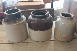lot 3017 image: Vintage Crocks