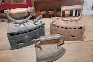 lot 3028 image: Antique Sad Iron